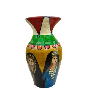 جرة من الفخار ملونة يدويا