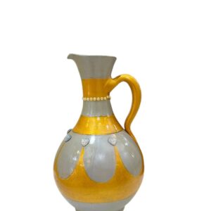 جرة من الفخار ملونة يدويا