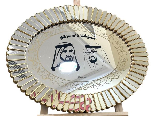 برواز كبير من الزجاج