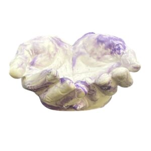 قطعة فنية من الجبس المتين مموجة باللون الابيض والبنفسجي على شكل كف يد يمكن استخدامها كقطعة فنية تجمع بين البساطة والفخامة