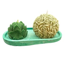 قاعدة من الجبس باللون الاخضر المموج مع قطعتين من الشمع المعطر برائحة الفانيلا تضفي لمسة جميلة يمكن استخدامها كقطعة ديكور فنية