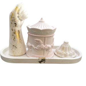 مجموعة من الجبس باللون الابيض مع ورق الذهب الفاخر مكونة من اربعة قطع تضفي لمسة جميلة يمكن استخدامها كقطعة ديكور فنية