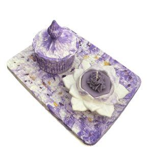 مجموعة من قطع الجبس الفنية الفاخرة مموجة باللون البنفسجي مع شمعة معطرة برائحة الياسمين داخل شمعدان من الجبس تضفي طابعا جميلا مناسبة لديكور البيت