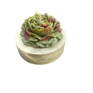 شمعدان من الجبس القوي مموج باللون الرمادي الفاتح مع شمعة معطرة برائحة اللافندر على شكل زهرة