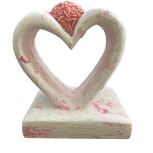 قطعة فنية مصنوعة من الجبس القوي والمتين على شكل قلب مع شمعة معطرة بشكل الزهور