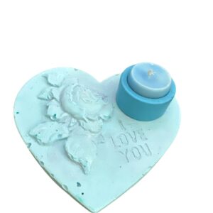 مشغولات من الجبس على شكل قلب مع شمعدان وشمعة بلون ازرق صغير