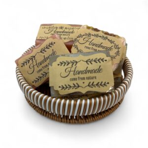 مجموعة من قطع الصابون الطبيعي الخالية من المواد الكحولية ممزوجة بماء الورد والزيوت العطرية