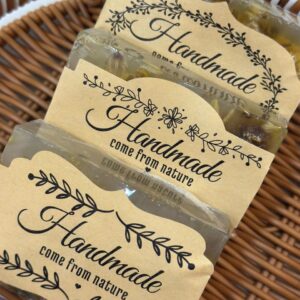 ثلاث قطع من صابون الجلسرين الطبيعي الخالي من المواد المضافة بالبابونج