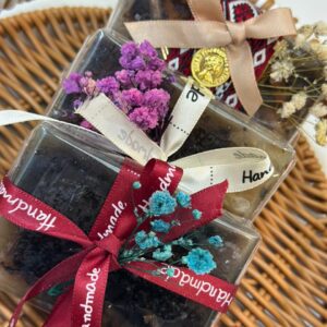 ثلاث قطع من صابون الجلسرين الطبيعي الشفاف خالي من المواد الكيميائية بالورد الطبيعي مغلف ومزين بالزهور