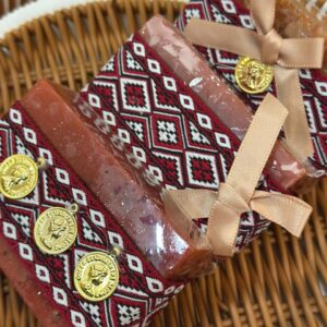 ثلاث قطع من صابون الجلسرين الطبيعي خالي من المواد الكيميائية- مخلوط بماء الورد