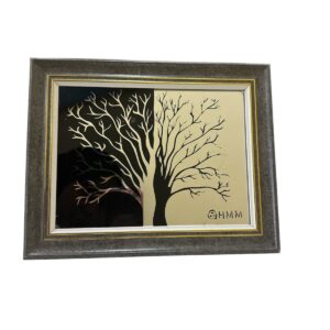 لوحة فنيةمن المرابا بمزيج من اللون الاسود محفورة يدويا بتصميم اوراق الشجر تضفي طابعا جميلا - مع اطار خشبي رمادي انيق - قياس 20*25