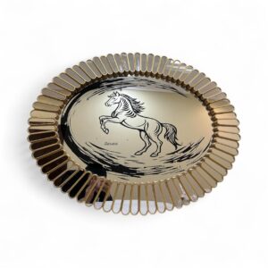 لوحة فنية من الزجاج والمرايا محفورة برسمة ( الخيل ) محاطة باطار باللون الذهبي اللامع قياس 40*35