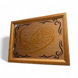 برواز متوسط من الزجاج والمرايا محفور بعبارة ( بسم الله الرحمن الرحيم ) بطريقة فنية رائعة - محاط باطار خشبي باللون الذهبي قياس 40*35