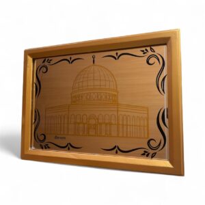 برواز متوسط من الزجاج والمرايا محفور برسم قبة الصخرة بطابع اسلامي - محاط باطار خشبي باللون الذهبي قياس 40* 35 مناسب للحائط