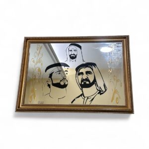 برواز كبير من الزجاج والمرايا محفور بصور الشيوخ ومحاط باطار خشبي أنيق باللون الذهبي - قياس - 110*100