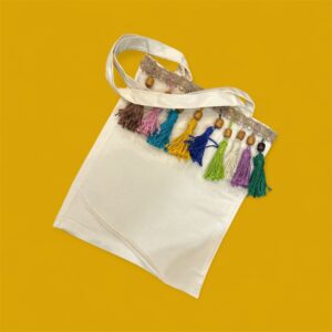 حقيبة كتف قابلة للارتداء اليومي مصنوعة من القماش عالية الجودة بتصميم فني يدوي تقليدي تضفي لمسة جميلة وانيقة