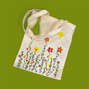 حقيبة كتف من القطن المتين مرسومة يدويا بشكل الورود والازهار