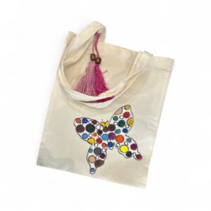 حقيبة من القماش المتين مرسومة يدويا بتصميم الفراشة الملونة -تضيف لمسة من الابداع -مناسبة للاستخدام اليومي