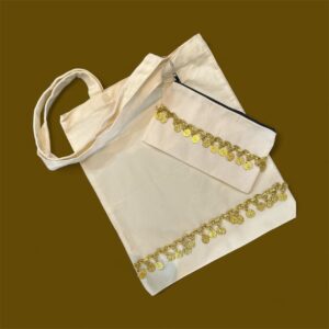 حقيبة من القماش القطني المتين مع محفظة صغيرة مزينة بشريط ذهبي لامع -تضيف لمسة من الجمال والابداع