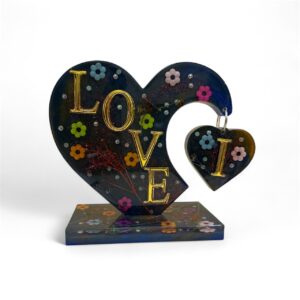 ستاند ريزن يدوي الصنع بتصميم قلب مميز بلون كحلي داكن مزين بالورود المجففة مثالية كهدية مميزة