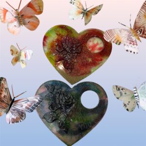 قطعتين فنية من الريزن على شكل قلب انيق تجمع بين الجمال والشفافية مموجة بألوان مختلفة مناسبة للهدايا