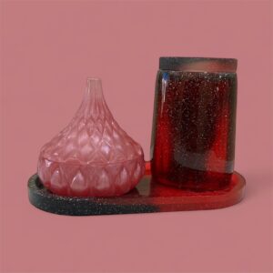 سيت ثلاثة قطع مكون من حامل مستطيل مثالي لتنظيم الاقلام او فرش المكياج مصنوع من الريزن القوي مع جزء جانبي يستخدم لحمل الخواتم او قطع الاكسسوارات