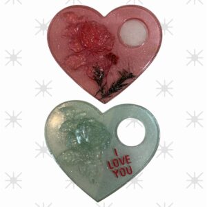 قطعتين فنية من الريزن المقاوم للخدش على شكل قلب املس ولامع مموجة بألوان مختلفة مناسبة للهدايا
