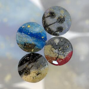 اربعة قطع من الخشب على شكل دائرة قطرها 10 سم مرسومة يدويا بأشكال الطبيعة ومطلية بمادة الريزن اللامع للحماية من بقع المشروبات الساخنة وحرارة الاكواب والخدوش