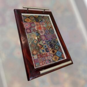 صينية ضيافة خشبية بأرضية من فن الديكوباج مطلية بمادة الريزن القوية مقاس 20*40