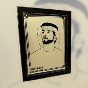 لوحة صغيرة تجمع بين أناقة الزجاج الشفاف وبريق المرايا محفورة يدويا مقاس 20*25