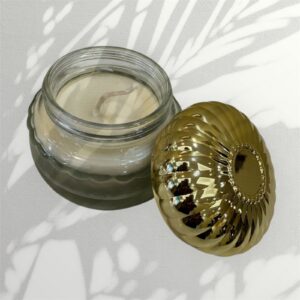 شمعة فاخرة باللون الابيض في علبة زجاجية انيقة معطرة برائحة الفانيلا تضيف لمسة عصرية جميلة تناسب أي ديكور