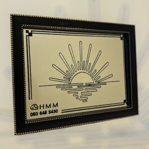 لوحة فنية فاخرة من الزجاج والمرايا محفورة يدويا بتصميم انيق ومحاطة باطار خشبي اسود مقاس 20*25