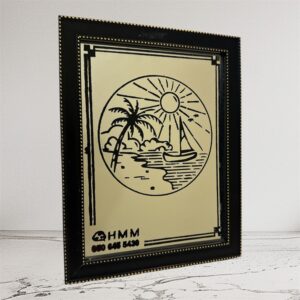 لوحة فنية من الزجاج والمرايا محفورة يدويا بشكل الطبيعة ومحاطة باطار خشبي اسود مقاس 20*25