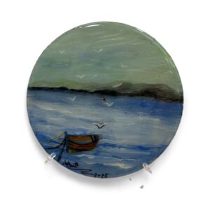 قطعة فنية مصنوعة من الخشب ومزينة بطلاء من مادة الريزن على شكل دائرة قطرها 20 سم يمكن استخدامها كلوحة فنية فاخرة على الجدران او الرفوف