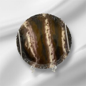 صينية تقديم بشكل دائري قطرها 30 سم مصنوعة من الريزن اللامع مموجة بالوان مختلفة ومزينة بأحجار على الحواف -مزودة بمقابض حديد متينة مناسبة للضيافة