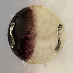 صينية تقديم بشكل دائري قطرها 30 سم مصنوعة من الريزن اللامع مزينة بأحجار على الحواف ومزودة بمقابض حديد متينة مناسبة للضيافة