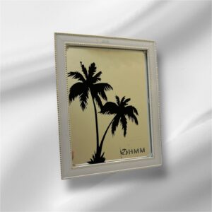 برواز من الزجاج الشفاف والمرابا اللامعة محفورة بتصميم النخل باللون الاسود – محاطة باطار خشبي رمادي مناسب للجدران أو الهدايا – قياس 20*25