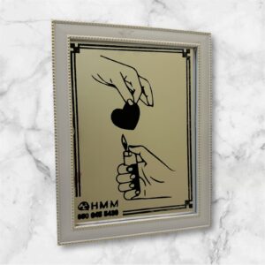 برواز صغير من الزجاج الشفاف والمرابا اللامعة محفورة بتصميم جميل – محاطة باطار خشبي رمادي مناسب للهدايا – قياس 20*25