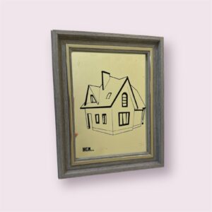 برواز صغير من الزجاج والمرابا محفور يدويا بتصميم مميز على شكل بيت – مع اطار خشبي انيق – قياس 20*25