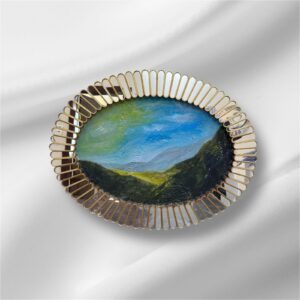 لوحة فنية تجسد جمال الطبيعة مرسومة بألوان هادئة تعكس صفاء السماء ونقاء الطبيعة محاطة باطار ذهبي لامع مناسبة للهدايا او الجدران قياس قطرها 50سم