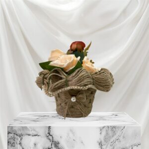 سلة من الورود مصنوعا يدويا من خيوط القش ومثبتة بقطع خشبية مناسبة للديكور -تضفي طابعا جميلا للمكان يمكن وضعها في ارجاء المنزل