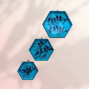 ثلاث معلقات خشبية مرسومة يدويا ومطلية بمادة الريزن الصلب مناسية للجدران وديكور البيت