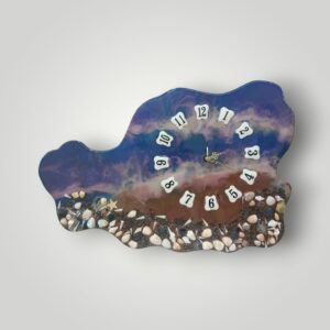 ساعة خشبية كبيرة جدا مقاس 50* 80 مصممة يدويا من الخشب ومطلية بمادة الريزن الصلب بديكور جميل يمثل صدف البحر مناسبة للجدران