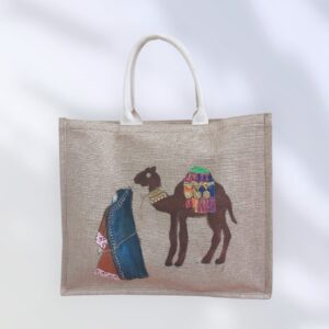 حقيبة من الخيش المتين بتصميم صحراوي يضفي طابعا جميلا ومختلفا