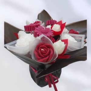 باقة جميلة صممت من شموع معطرة على شكل ورود مختلفة باللون الابيض والاحمر تفوح بنفحات ناعمة -مناسبة للهدايا