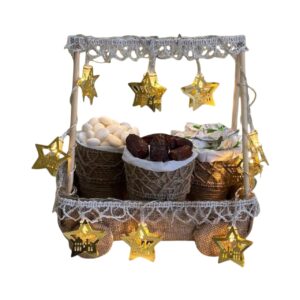 سلة من القش الممزوج بالخشب مزينة بحبل اضاءة رائع يضفي لمسة جميلة للتقديم على مائدة رمضان