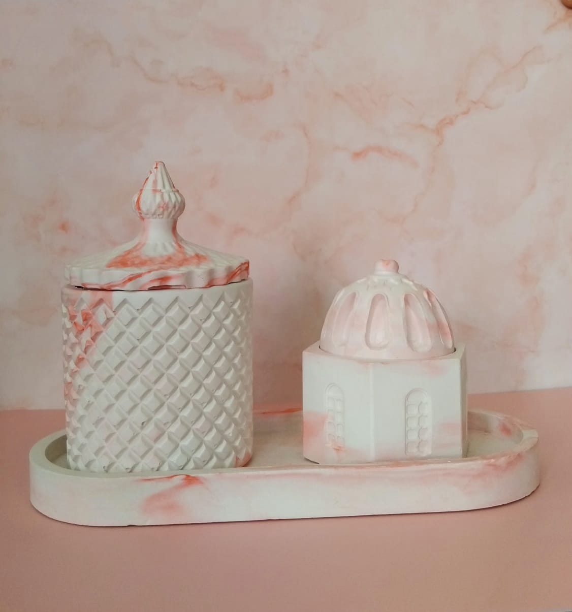 ستاند من الجبس الابيض مموج باللون الزهري مع مبخرة وعلبة بخور مناسبة للديكور والاستخدام