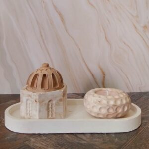 ستاند من الجبس الابيض مع مبخرة وشمعدان باللون البني الفاتح مناسبة للديكور والاستخدام