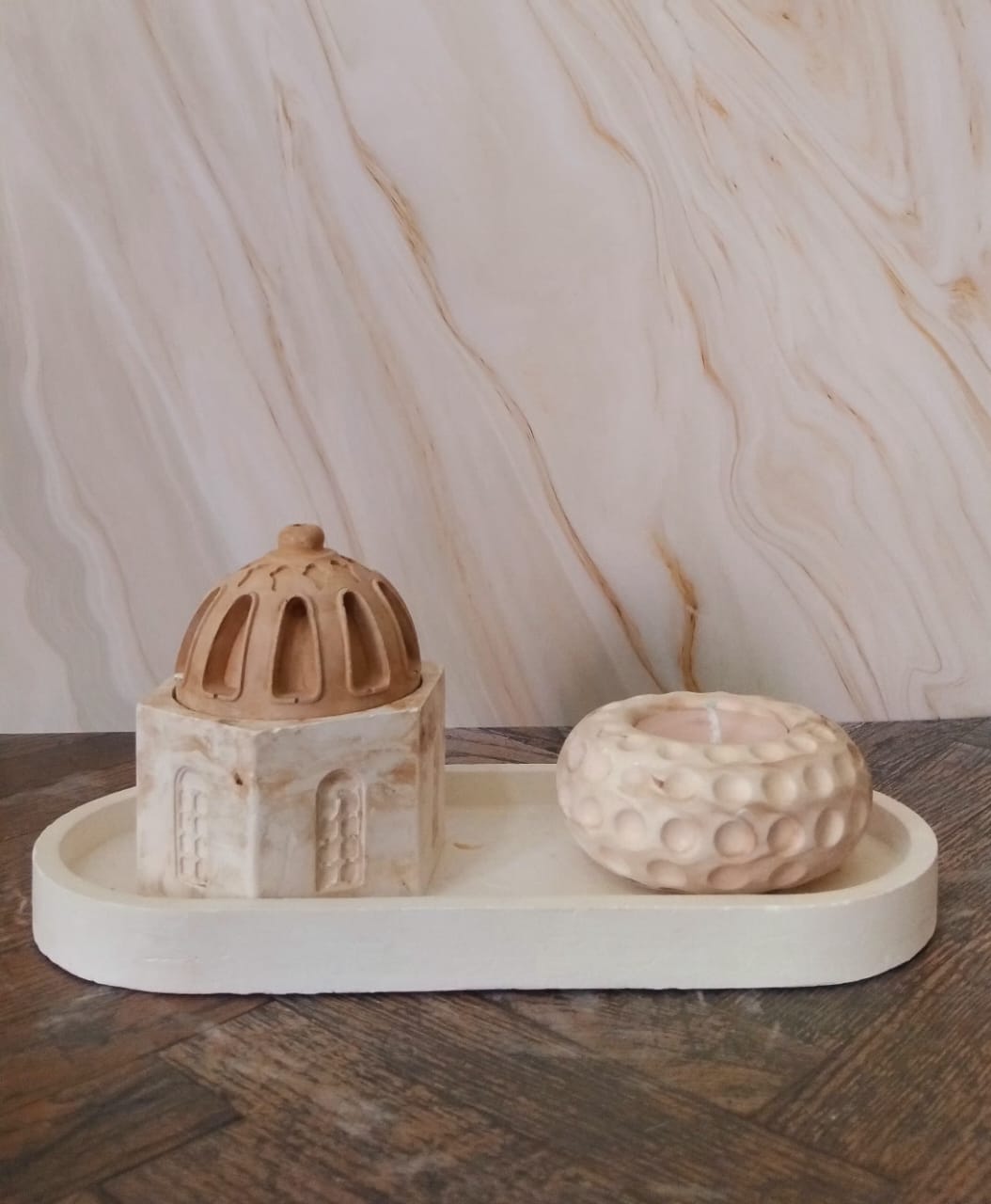 ستاند من الجبس الابيض مع مبخرة وشمعدان باللون البني الفاتح مناسبة للديكور والاستخدام