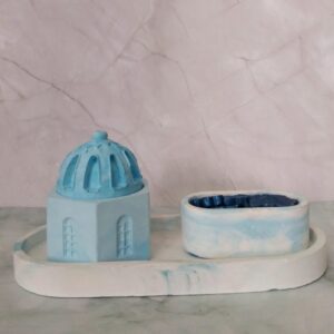 ستاند من الجبس الابيض مموج باللون الازرق مع مبخرة وعلبة بخور مناسبة للديكور والاستخدام